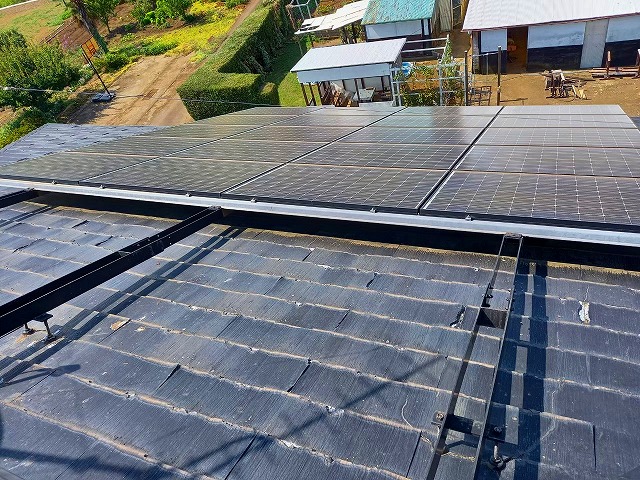 屋根に載っている太陽光パネル　サンヨー製